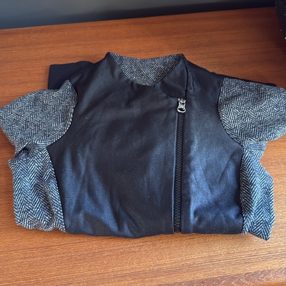 Lululemon Emerge Renewed Jacket size 2 in preloved condition - Picture 7 of 9